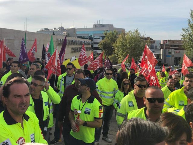 Nueva protesta en Toledo de los trabajadores del transporte sanitario que amenazan huelga indefinida si no se aplica el nuevo convenio Nueva protesta en Toledo de los trabajadores del transporte sanitario que amenazan huelga indefinida si no se aplica el nuevo convenio